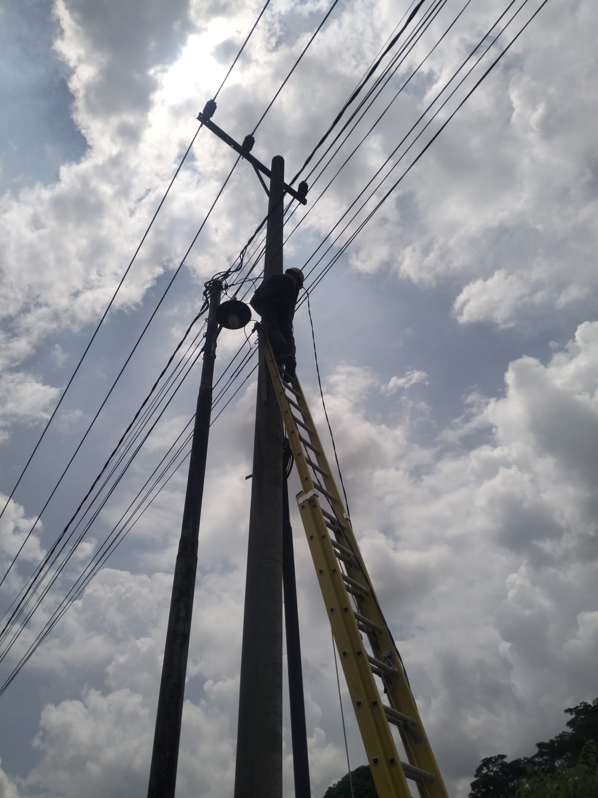 PENINGKATAN LAYANAN LISTRIK DI JALAN RAJA, PERUMDA TUAH SEKATA TAMBAH TIANG DAN STABILKAN TEGANGAN